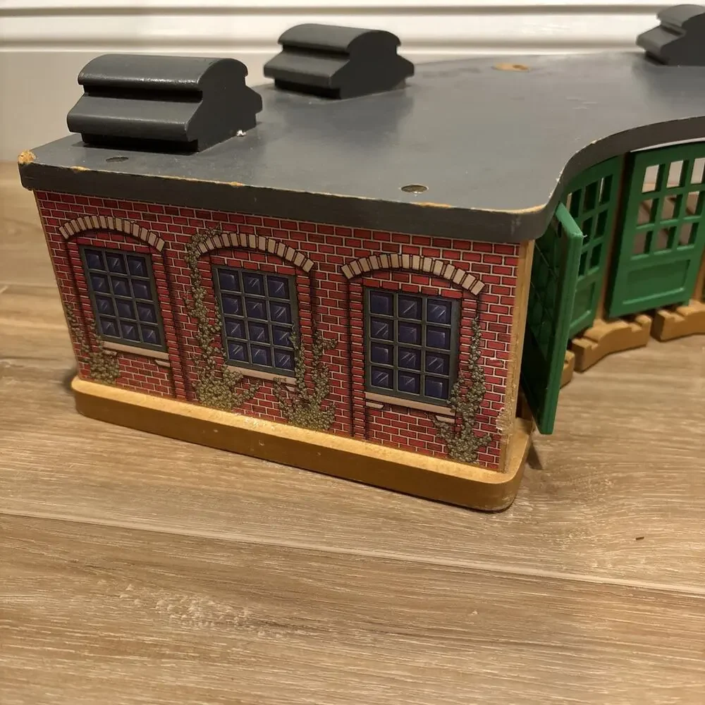 THOMAS & FRIENDS WOODEN RAILWAY ROUNDHOUSE 99320